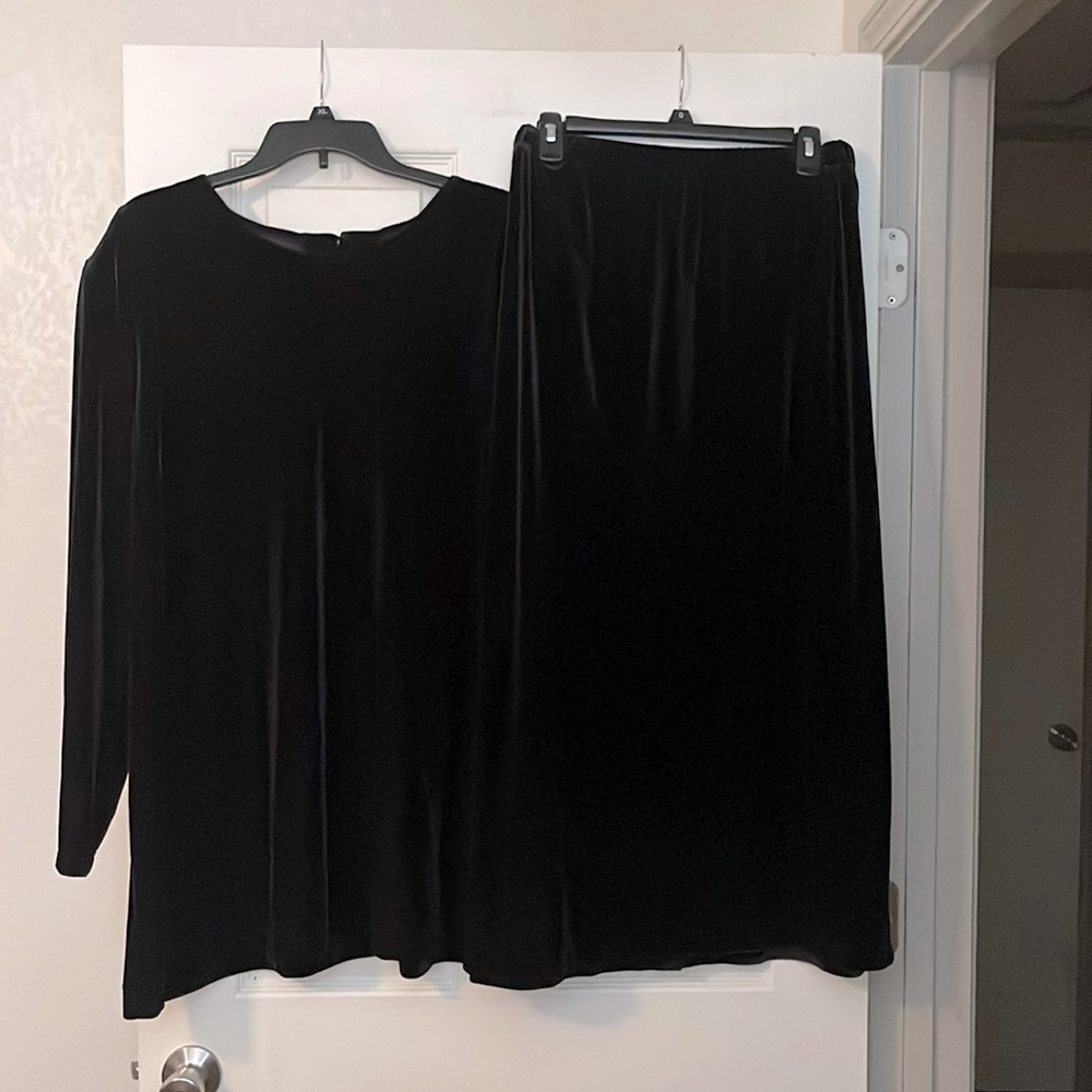 PLUS SIZE WOMEN’S VELVET SKIRT SET : SIZE 24